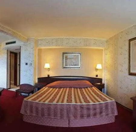 капитол 4*