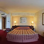 Capitol 4*
